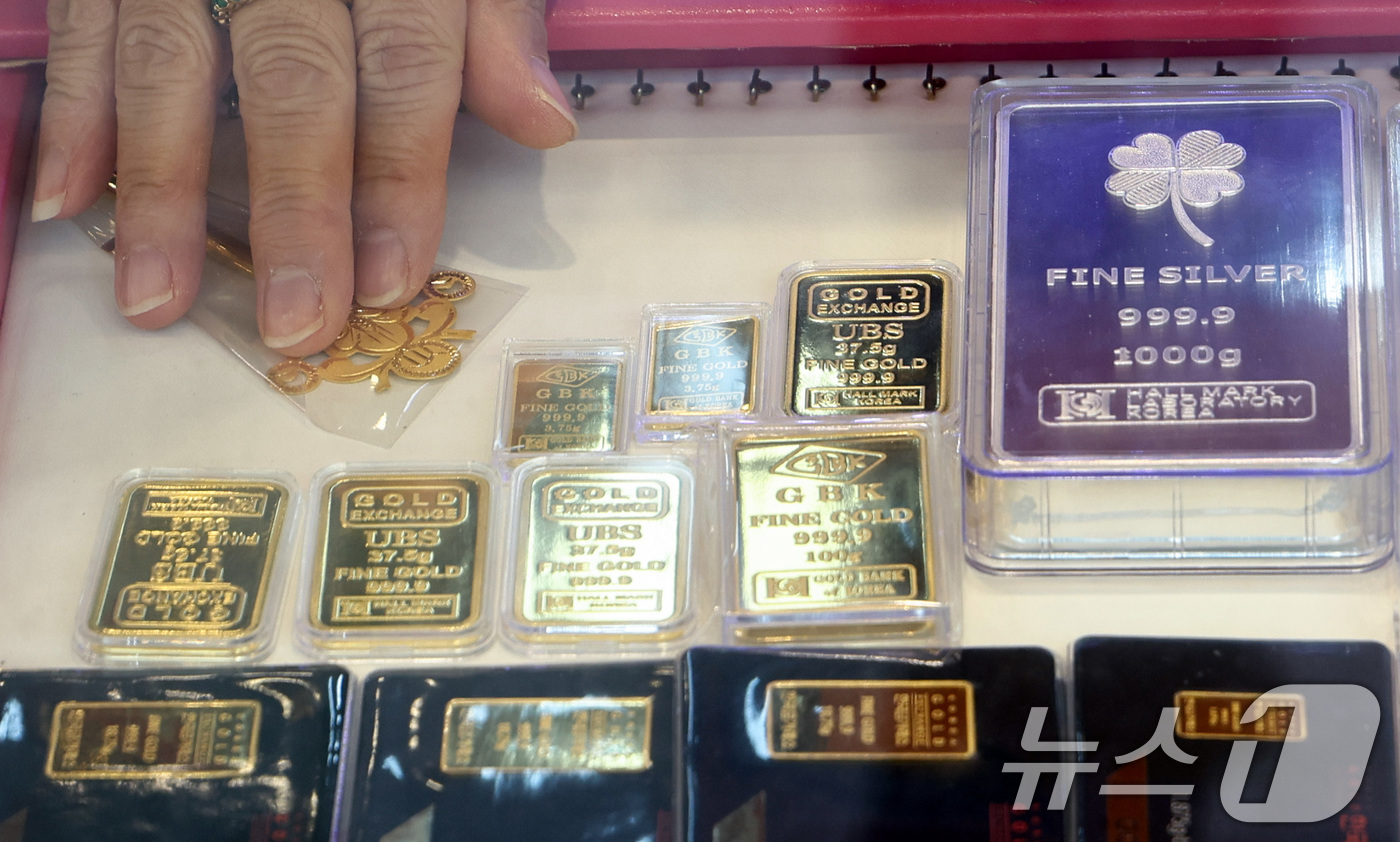 (서울=뉴스1) 최지환 기자 = 국제 금값이 사상 처음으로 온스당 5천달러를 돌파한 26일 서울 종로구 한 금은방에 금·은 제품이 진열되어 있다. 2026.1.26/뉴스1