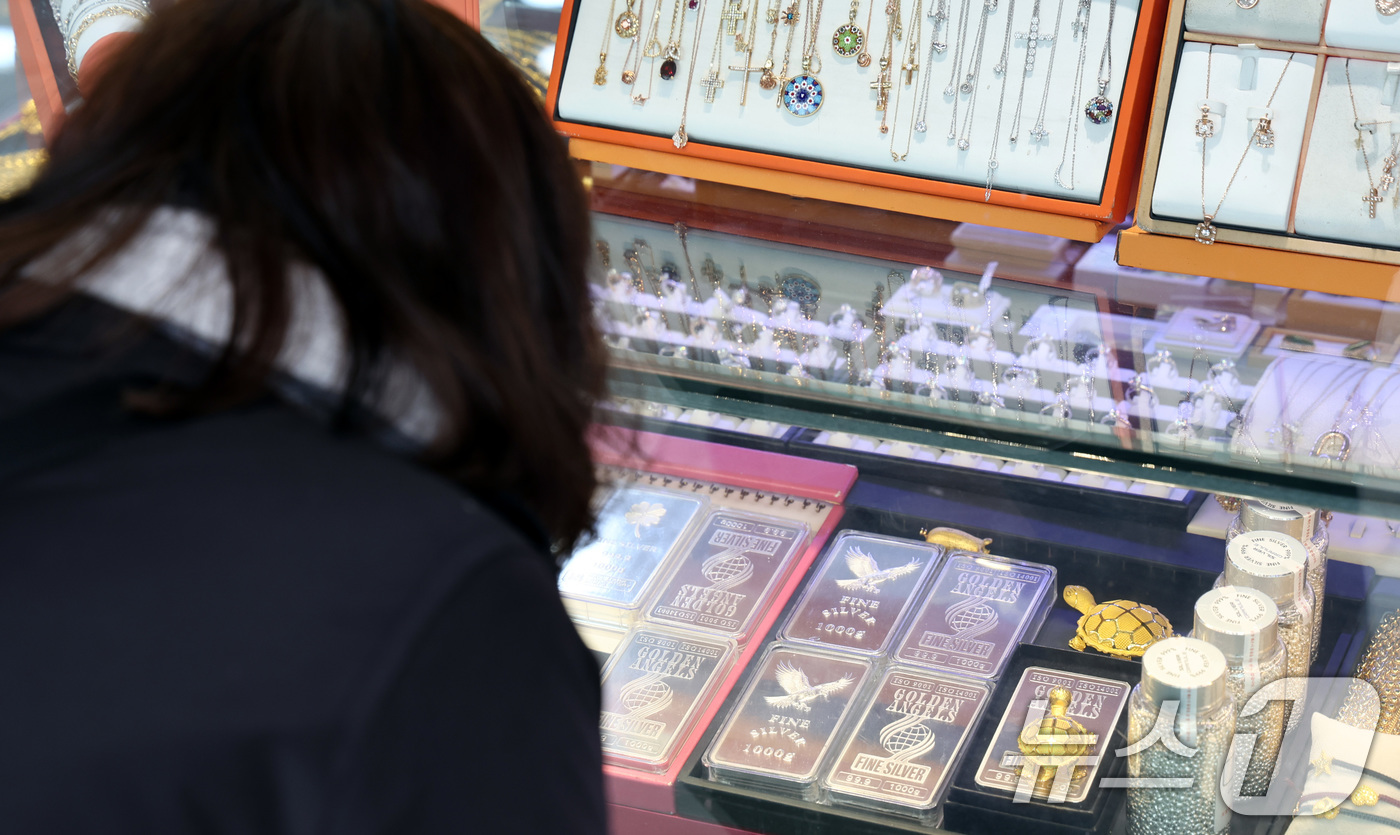 (서울=뉴스1) 최지환 기자 = 국제 금값이 사상 처음으로 온스당 5천달러를 돌파한 26일 서울 종로구 한 금은방에서 한 손님이 금·은 제품을 살펴보고 있다. 2026.1.26/뉴 …
