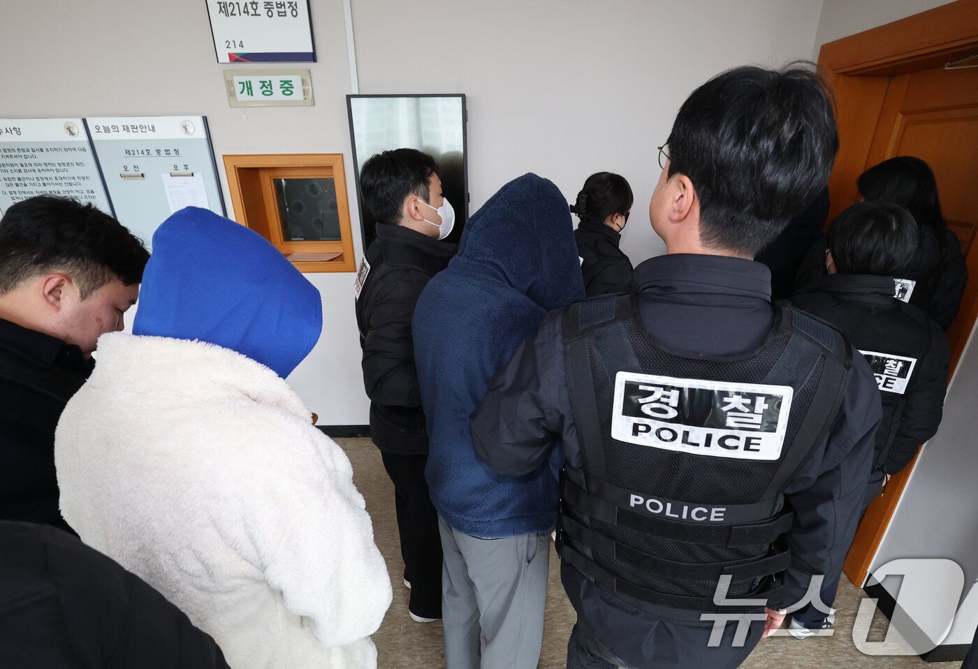 본문 이미지 - 26일 대전지방법원 홍성지원에서 충남경찰청으로 압송된 캄보디아 범죄 조직 한국인 피의자들이 구속 전 피의자 심문(영장실질심사)을 받기 위해 홍성법원으로 이송되고 있다. 2026.1.26/뉴스1 ⓒ News1 김기태 기자