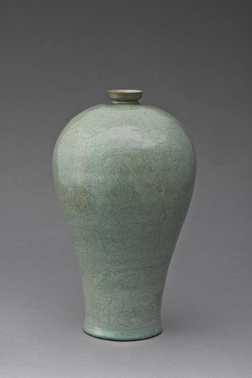 본문 이미지 - '청자양각연당초문매병' ⓒ간송미술문화재단 (대구간송미술관 제공)