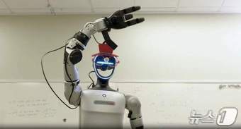 본문 이미지 - 중국 유니트리 G1 휴머노이드 로봇에 피지컬 AI 로-알파 탑재(마이크로소프트 제공)