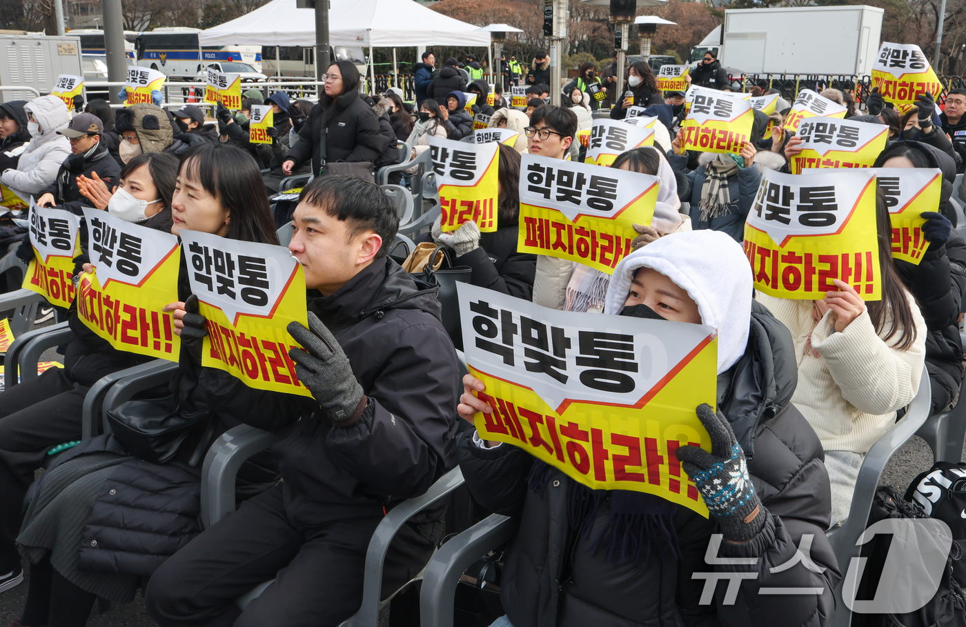 (서울=뉴스1) 안은나 기자 = 26일 서울 여의도 국회의사당 앞에서 열린 대한초등교사협회 주최 '학생맞춤형 통합지원법(학맞통법) 폐지촉구 집회'에서 참석 교사 및 학부모 등이 학 …