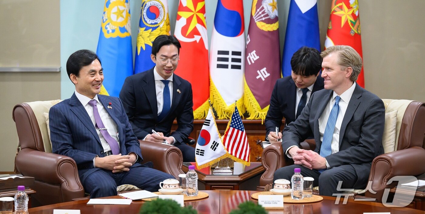 본문 이미지 - 26일 서울 용산구 국방부에서 안규백 국방부 장관과 엘브리지 콜비 미 국방부(전쟁부) 정책 차관이 대화를 나누고 있다. (국방부 제공)