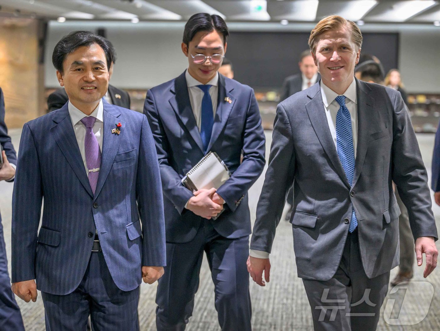 본문 이미지 - 안규백 국방부 장관이 지난 26일 오전 서울 용산구 국방부 청사에서 엘브리지 콜비 미국 국방부 정책담당 차관과 접견 장소로 이동하고 있다. (국방부 제공. 재판매 및 DB 금지) 2026.1.26/뉴스1