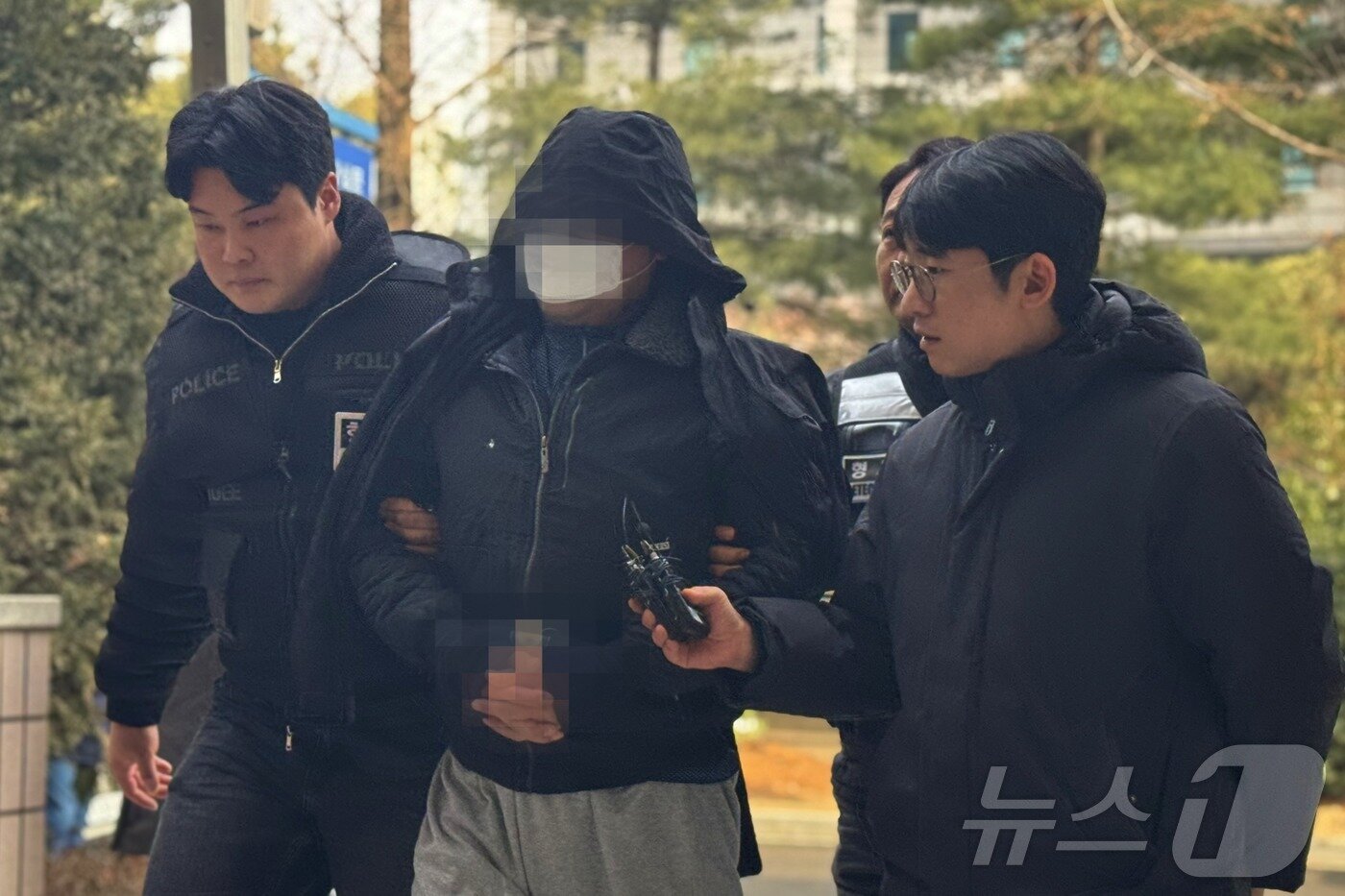 본문 이미지 - 인천에서 노모를 폭행해 숨지게 한 혐의를 받는 딸과 방조 혐의를 받는 사위가 구속 심사를 받기 위해 26일 오후 인천지법에 출석했다.2026.1.26/뉴스1 ⓒ News1 박소영 기자