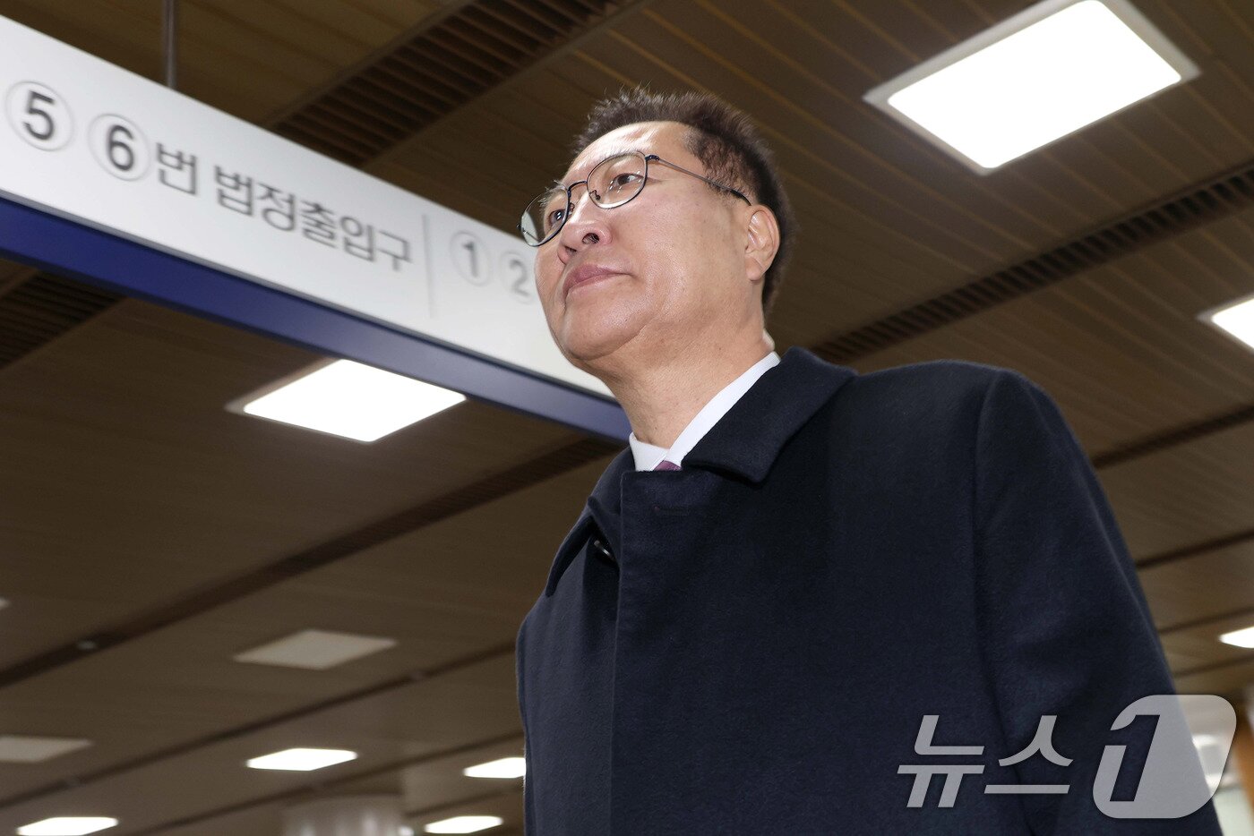 본문 이미지 - 박성재 전 법무부 장관이 26일 서울 서초구 서울중앙지법에서 열린 내란 중요임무 종사 및 직권남용, 부정청탁금지법 위반 혐의 사건의 첫 공판 기일에 출석하고 있다. 2026.1.26/뉴스1 ⓒ News1 박지혜 기자