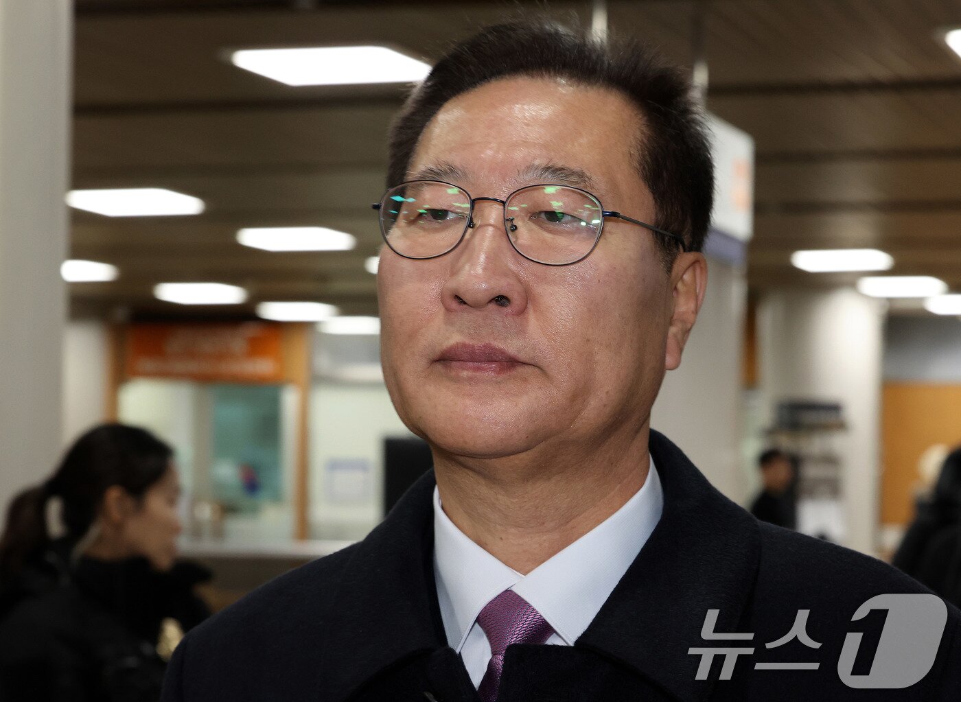 본문 이미지 - 박성재 전 법무부 장관이 26일 서울 서초구 서울중앙지법에서 열린 내란 중요임무 종사 및 직권남용, 부정청탁금지법 위반 혐의 사건의 첫 공판 기일에 출석하고 있다. (공동취재) 2026.1.26/뉴스1 ⓒ News1 박지혜 기자