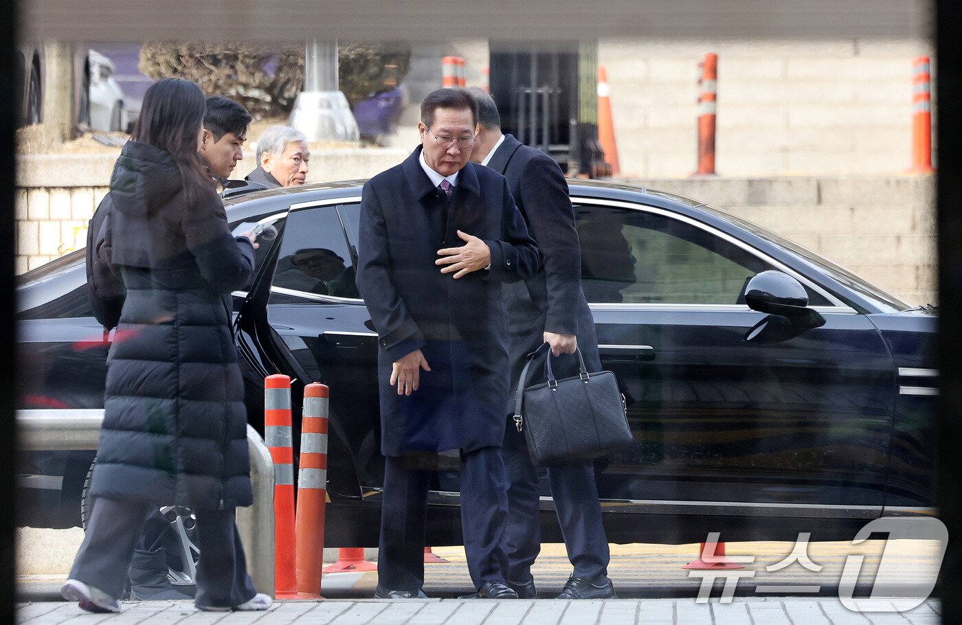 본문 이미지 - 박성재 전 법무부 장관이 26일 서울 서초구 서울중앙지법에서 열린 내란 중요임무 종사 및 직권남용, 부정청탁금지법 위반 혐의 사건의 첫 공판 기일에 출석하고 있다. 2026.1.26/뉴스1 ⓒ News1 박지혜 기자