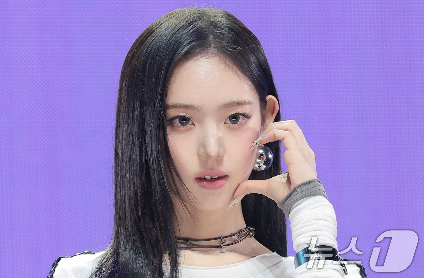 (서울=뉴스1) 권현진 기자 = 그룹 키키(KiiiKiii)의 이솔이 26일 오후 서울 광진구 예스24라이브홀에서 가진 미니 2집  '델룰루 팩(Delulu Pack)' 발매 쇼케 …