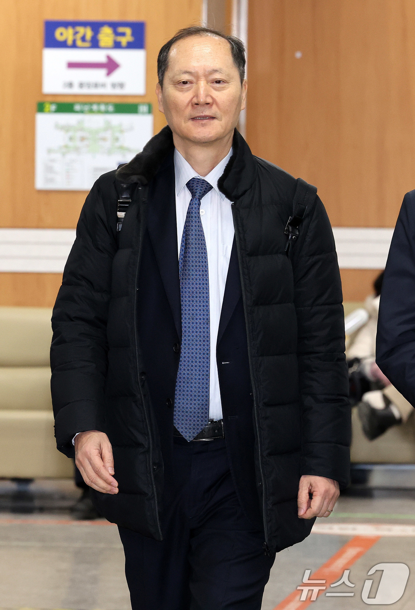 (서울=뉴스1) 박지혜 기자 = 국회증언감정법 위반 혐의로 기소된 이완규 전 법제처장이 26일 서울 서초구 서울중앙지법에서 열린 공판에 출석하고 있다.윤 전 대통령의 사법연수원 동 …