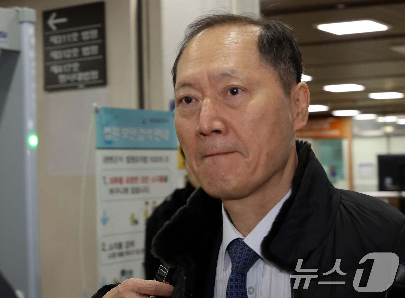 (서울=뉴스1) 박지혜 기자 = 국회증언감정법 위반 혐의로 기소된 이완규 전 법제처장이 26일 서울 서초구 서울중앙지법에서 열린 공판에 출석하고 있다.윤 전 대통령의 사법연수원 동 …