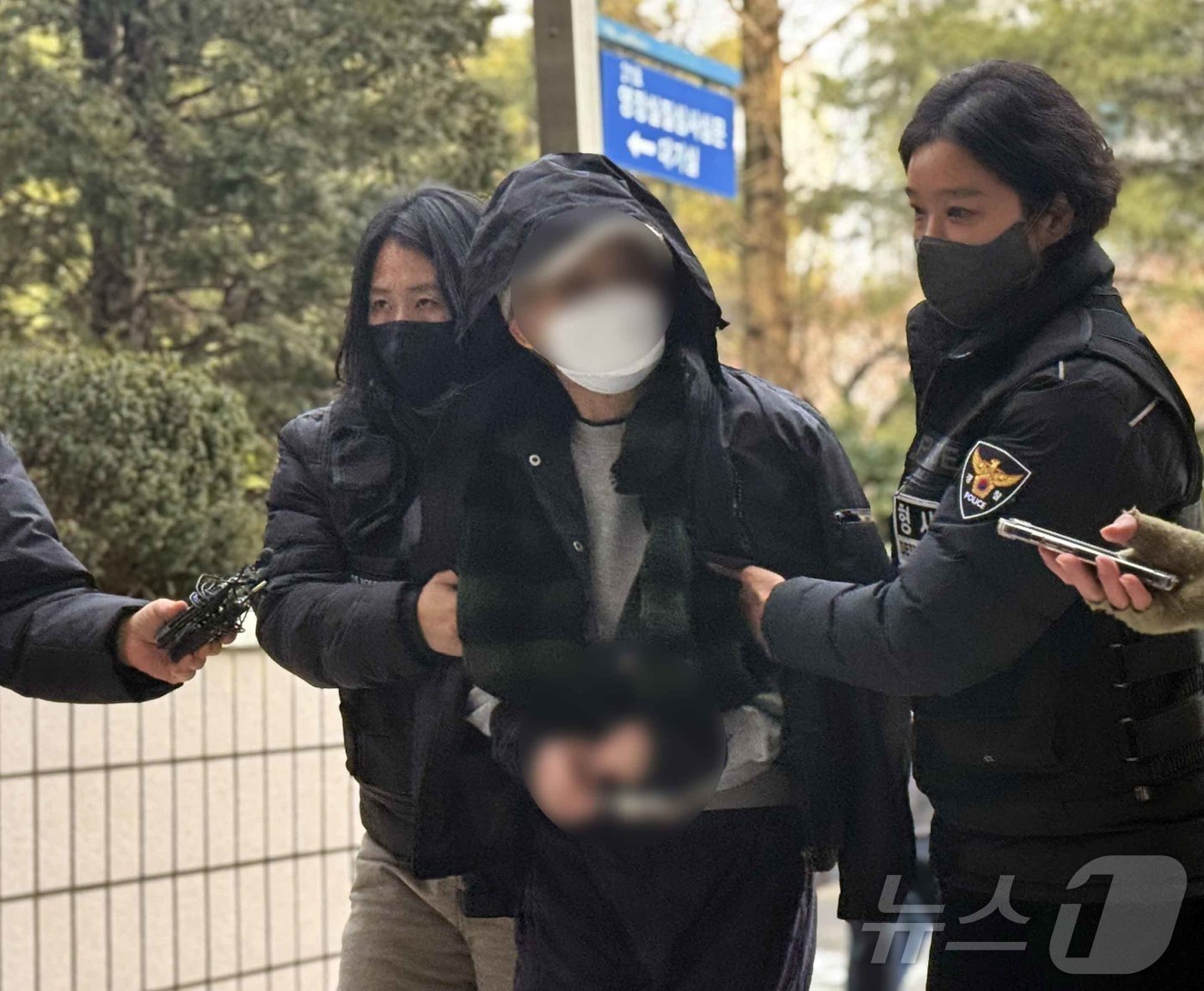 (인천=뉴스1) 박소영 기자 = 인천에서 90대 노모를 폭행해 숨지게 한 혐의를 받는 60대 딸이 구속 전 피의자 심문(영장실질심사)을 받기 위해 26일 오후 인천지법에 출석하고 …