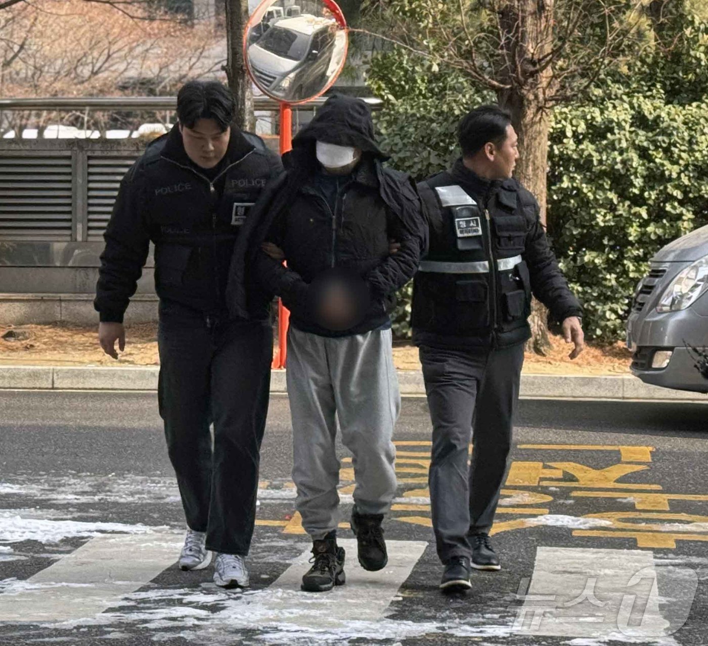 (인천=뉴스1) 박소영 기자 = 인천에서 90대 노모를 폭행해 숨지게 한 혐의를 받는 60대 딸과 방조 혐의를 받는 사위가 구속 전 피의자 심문(영장실질심사)을 받기 위해 26일 …