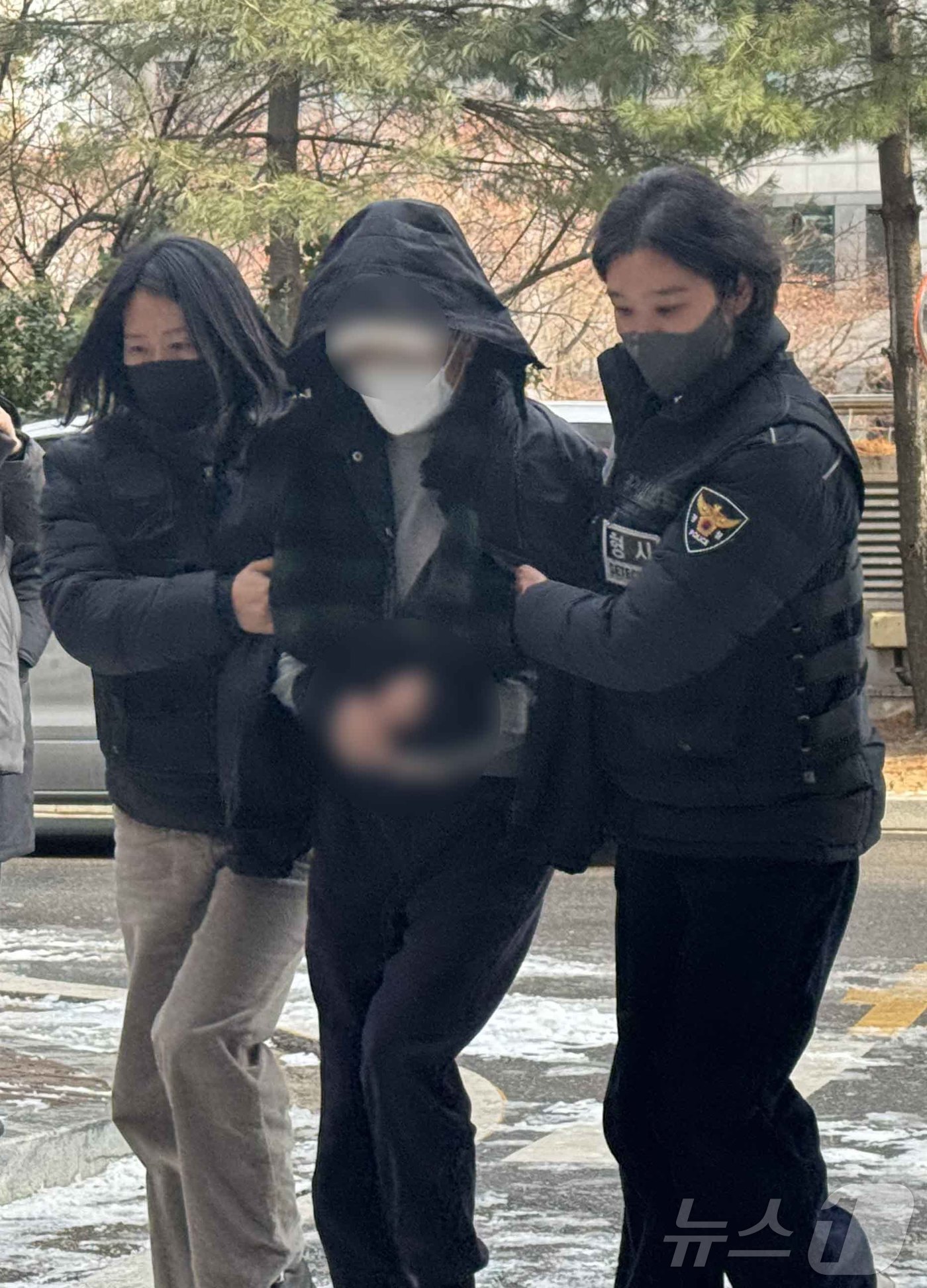 (인천=뉴스1) 박소영 기자 = 인천에서 90대 노모를 폭행해 숨지게 한 혐의를 받는 60대 딸이 구속 전 피의자 심문(영장실질심사)을 받기 위해 26일 오후 인천지법에 출석하고 …