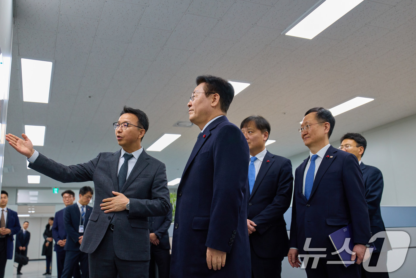 (서울=뉴스1) 이재명 기자 = 이재명 대통령이 26일 서울 세종대로 정부서울청사 내 위치한 초국가범죄 특별대응 TF를 찾아 관계자로부터 설명을 듣고 있다. (청와대 제공. 재판매 …