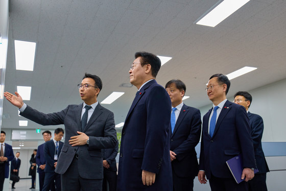 李대통령, 초국가범죄TF 깜짝 방문…캄보디아 직원과 영상회의도