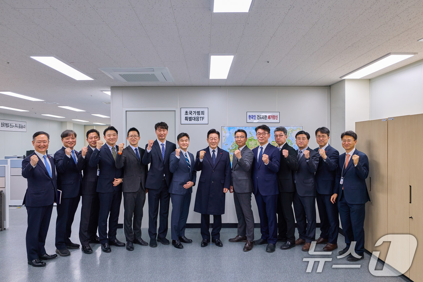 (서울=뉴스1) 이재명 기자 = 이재명 대통령이 26일 서울 세종대로 정부서울청사 내 위치한 초국가범죄 특별대응 TF를 찾아 직원들과 기념촬영을 하고 있다. (청와대 제공. 재판매 …