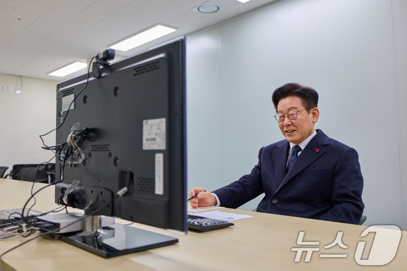 (서울=뉴스1) 이재명 기자 = 이재명 대통령이 26일 서울 세종대로 정부서울청사 내 위치한 초국가범죄 특별대응 TF를 찾아 캄보디아 현지에서 활동 중인 코리아전담반 직원들과 영상 …