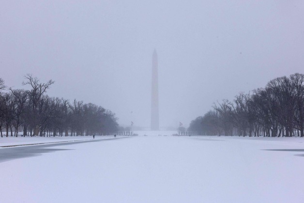 美 눈폭풍 강타 13명 숨져…100만가구 정전·항공기 1만편 취소