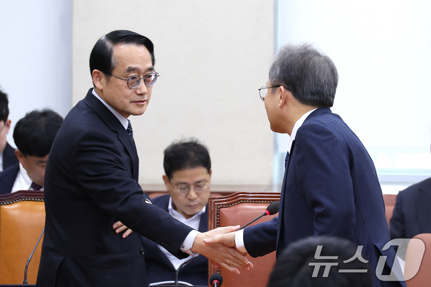 (서울=뉴스1) 신웅수 기자 = 송기헌 위원장이 26일 서울 여의도 국회에서 열린 정치개혁특별위원회 전체회의에서 허철훈 중앙선거관리위원회 사무총장과 인사하고 있다. 2026.1.2 …