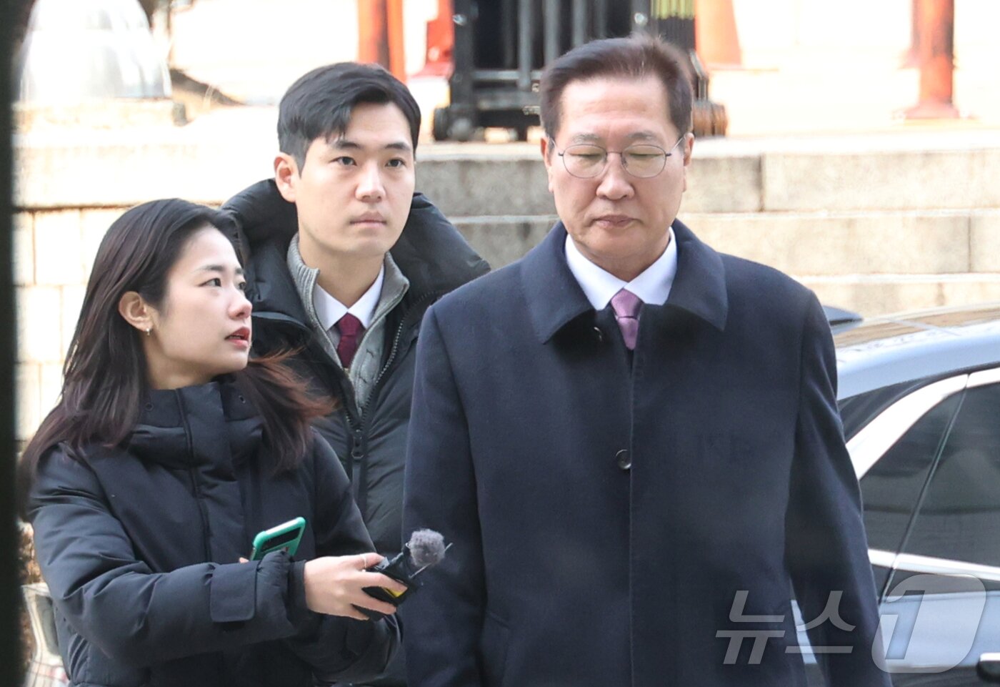 본문 이미지 - 박성재 전 법무부 장관이 26일 서울 서초구 서울중앙지법에서 열린 내란 중요임무 종사 및 직권남용, 부정청탁금지법 위반 혐의 사건의 첫 공판 기일에 출석하고 있다.(공동취재)2026.1.26/뉴스1 ⓒ News1 박지혜 기자