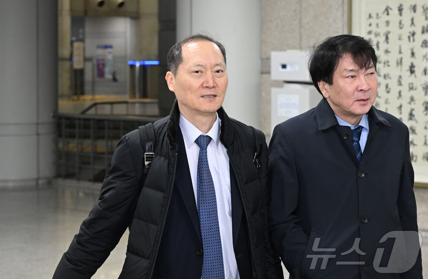 (서울=뉴스1) 박지혜 기자 = 국회증언감정법 위반 혐의로 기소된 이완규 전 법제처장이 26일 서울 서초구 서울중앙지법에서 열린 공판에 출석하고 있다. (공동취재) 2026.1.2 …