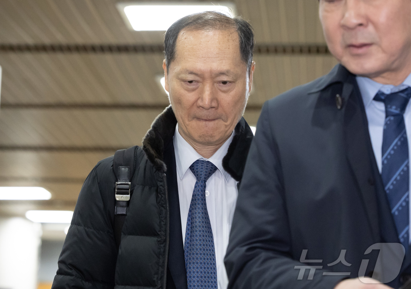 (서울=뉴스1) 박지혜 기자 = 12.3 비상계엄 해제 직후 안가 회동과 관련해 국회에서 위증한 혐의를 받는 이완규 전 법제처장이 26일 서울 서초구 서울중앙지방법원에서 열린 1차 …