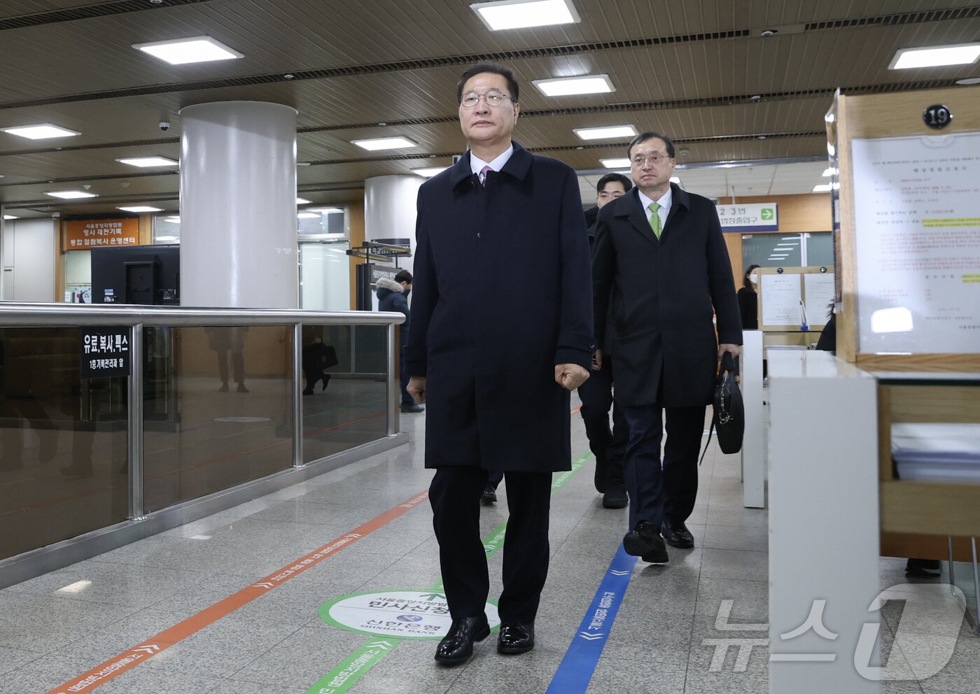 본문 이미지 - 박성재 전 법무부 장관이 26일 서울 서초구 서울중앙지법에서 열린 내란 중요임무 종사 및 직권남용, 부정청탁금지법 위반 혐의 사건의 첫 공판 기일에 출석하고 있다. (공동취재) 2026.1.26/뉴스1 ⓒ News1 박지혜 기자