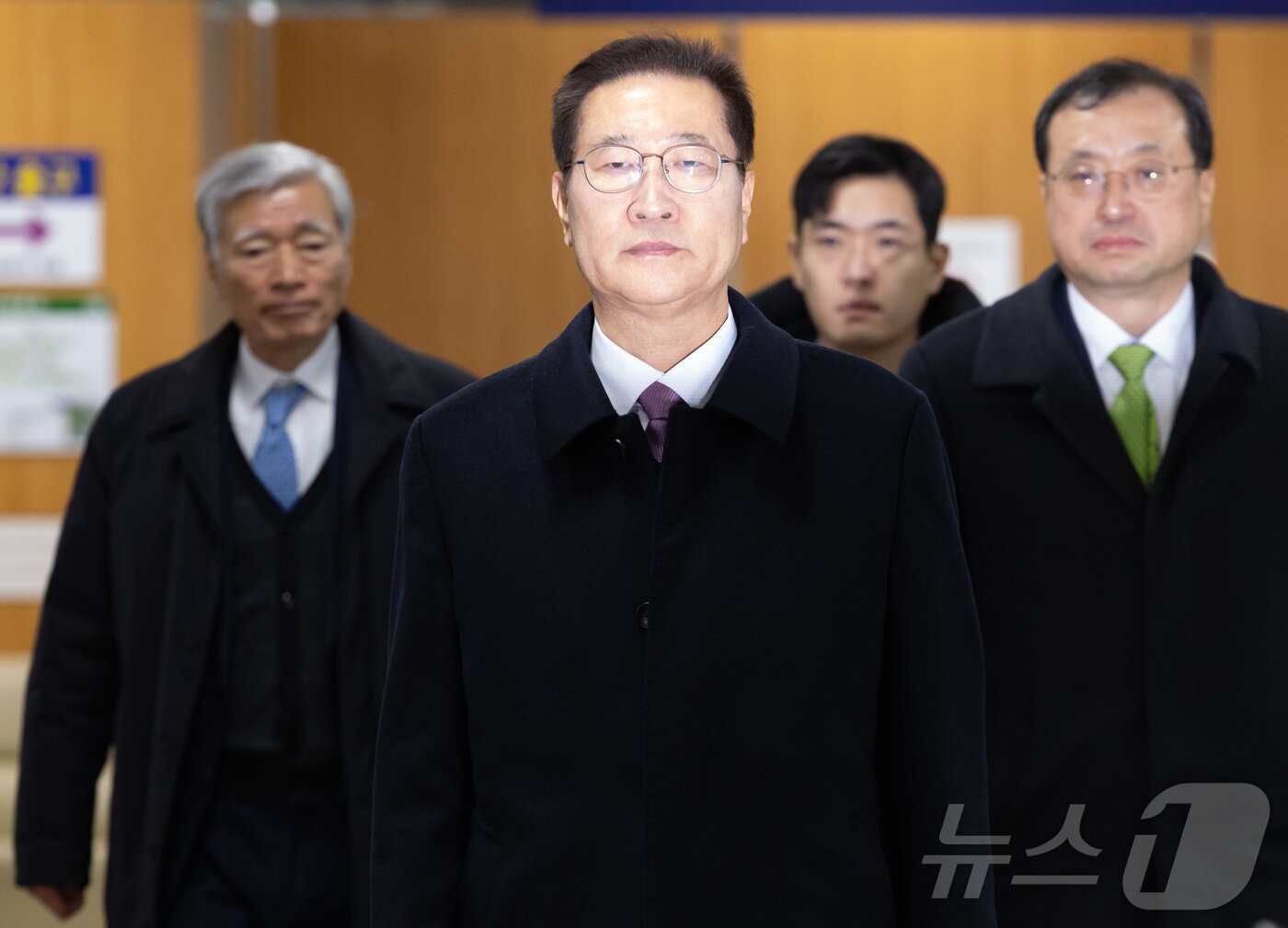 본문 이미지 - 박성재 전 법무부 장관이 26일 서울 서초구 서울중앙지법에서 열린 내란 중요임무 종사 및 직권남용, 부정청탁금지법 위반 혐의 사건의 첫 공판 기일에 출석하고 있다. (공동취재) 2026.1.26/뉴스1 ⓒ News1 박지혜 기자