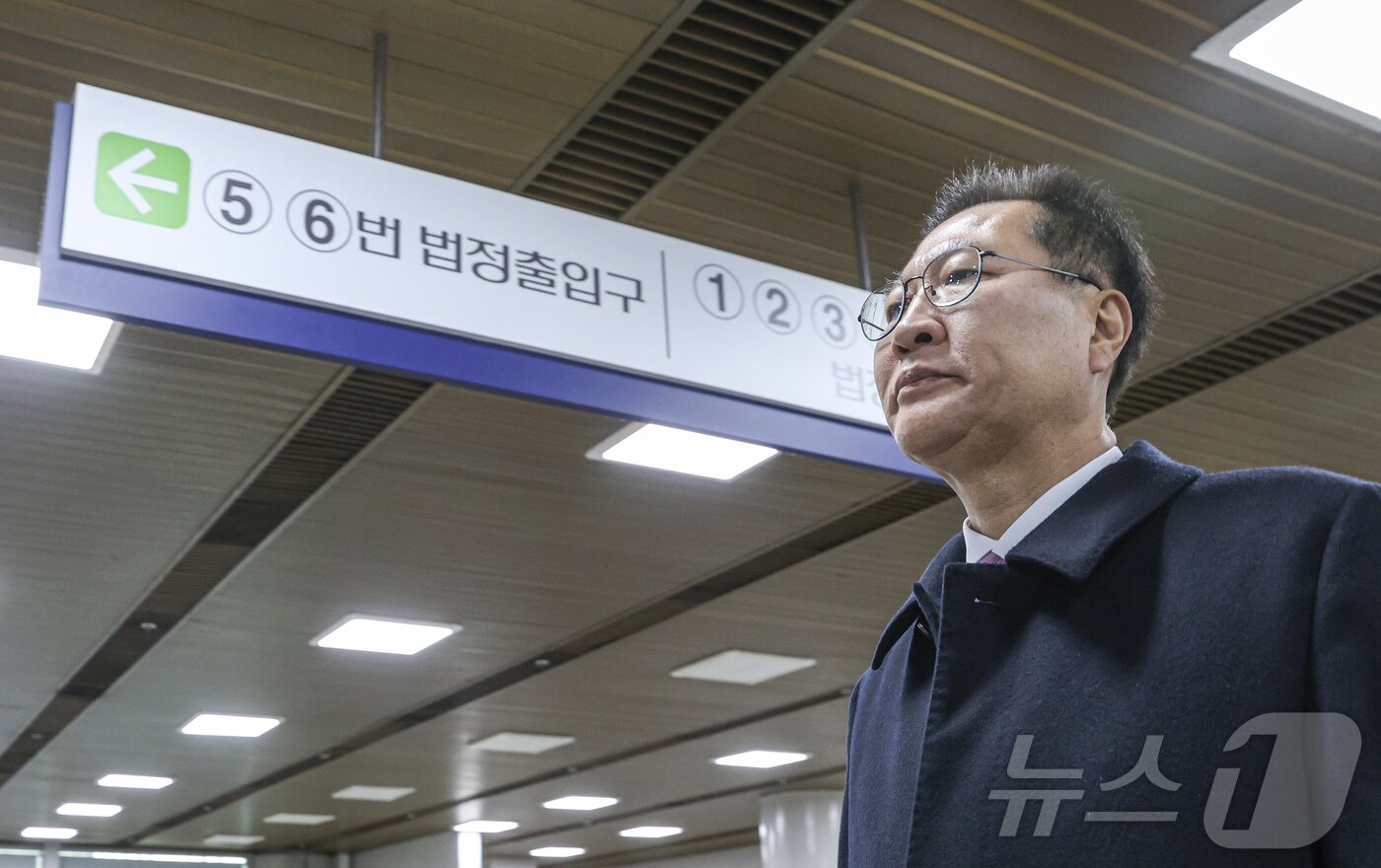 본문 이미지 - 박성재 전 법무부 장관이 26일 오후 서울 서초구 서울중앙지방법원에서 열린 내란 중요임무 종사 및 직권남용, 부정청탁금지법 위반 혐의 사건 공판 기일에 출석하고 있다. (공동취재) 2026.1.26/뉴스1 ⓒ News1 박지혜 기자