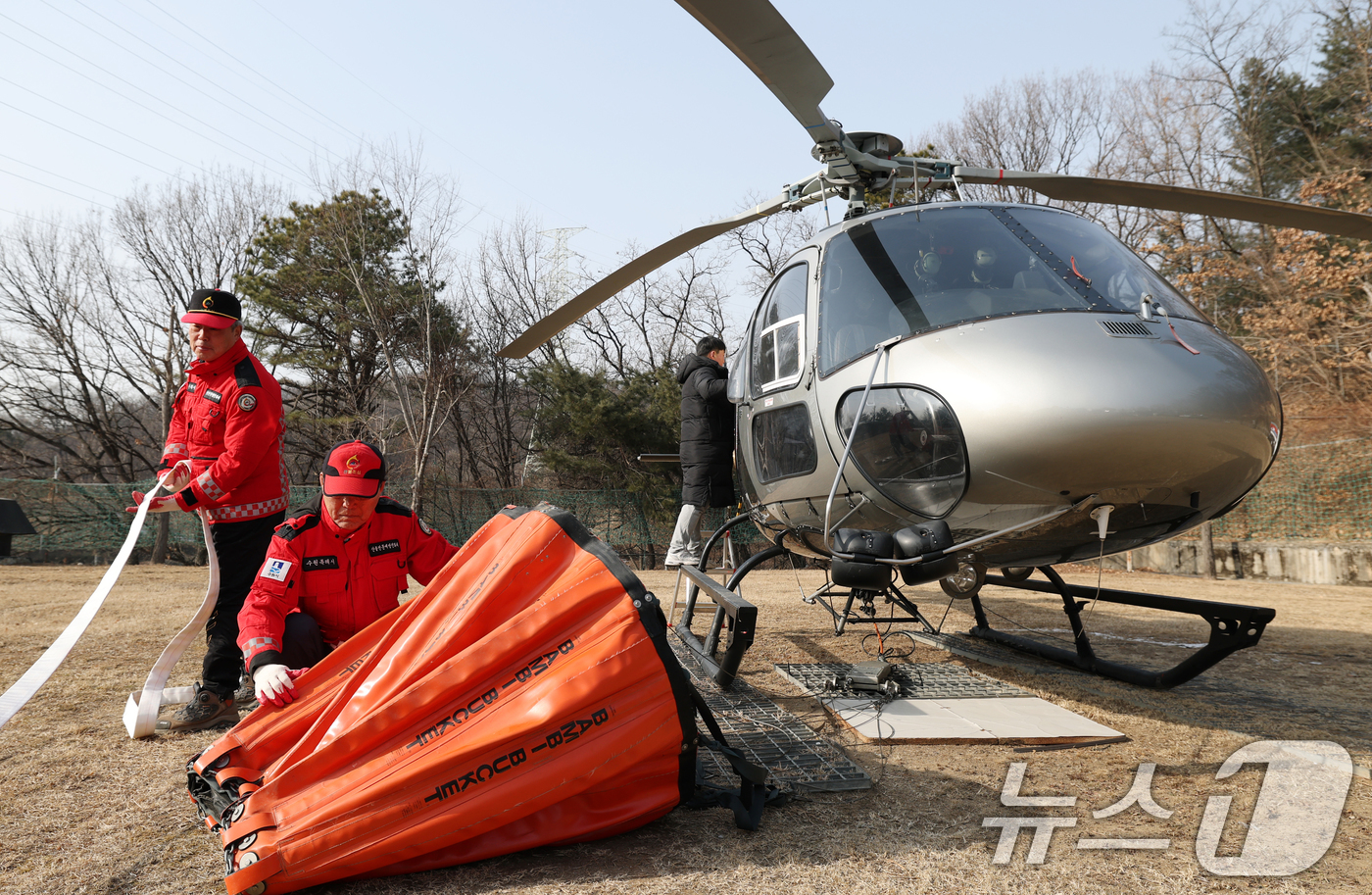 (수원=뉴스1) 김영운 기자 = 전국 곳곳에 건조특보가 발효된 가운데 바람까지 강하게 불고 있는 26일 경기 수원시 장안구 산불진화헬기 임시계류장에서 수원시 산불감시원과 헬기 정비 …
