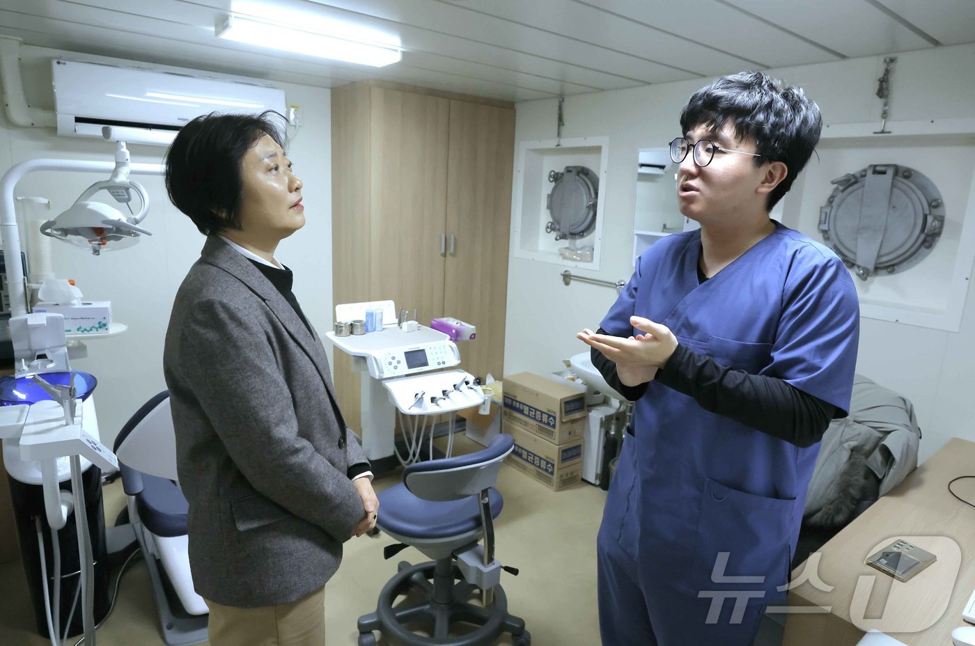 (서울=뉴스1) = 이스란 보건복지부 제1차관이 26일 인천광역시 옹진군 일대에서 운항 중인 인천 병원선 '건강옹진호'에 승선해 병원선 관계자의 설명을 듣고 있다. (보건복지부 제 …