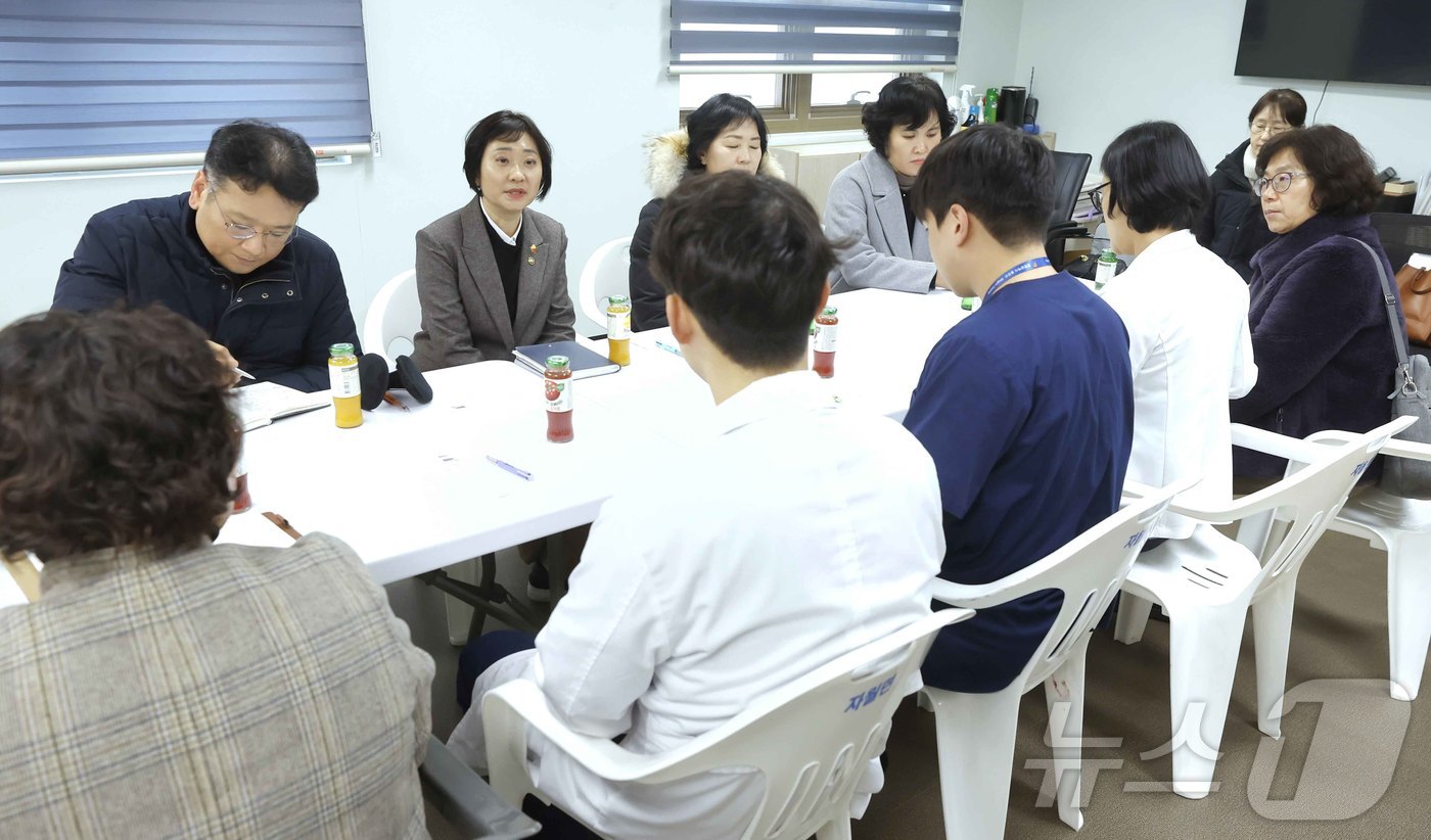 (서울=뉴스1) = 이스란 보건복지부 제1차관이 26일 인천광역시 옹진군 일대에서 운항 중인 인천 병원선 '건강옹진호'에 승선해 운항여건을 점검하고 병원선 관계자들과 간담회를 하고 …