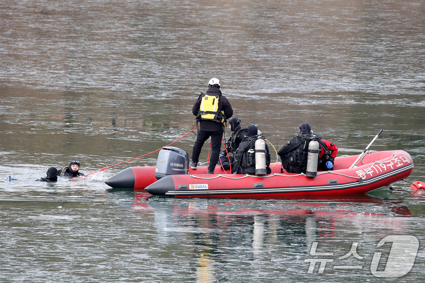 (대구=뉴스1) 공정식 기자 = 26일 오후 대구 동구 봉무공원 단산지에서 대구 동부·중부·수성소방서 119구조대원들이 겨울철 얼음 사고에 대비해 수중 수색 및 구조 훈련을 하고 …