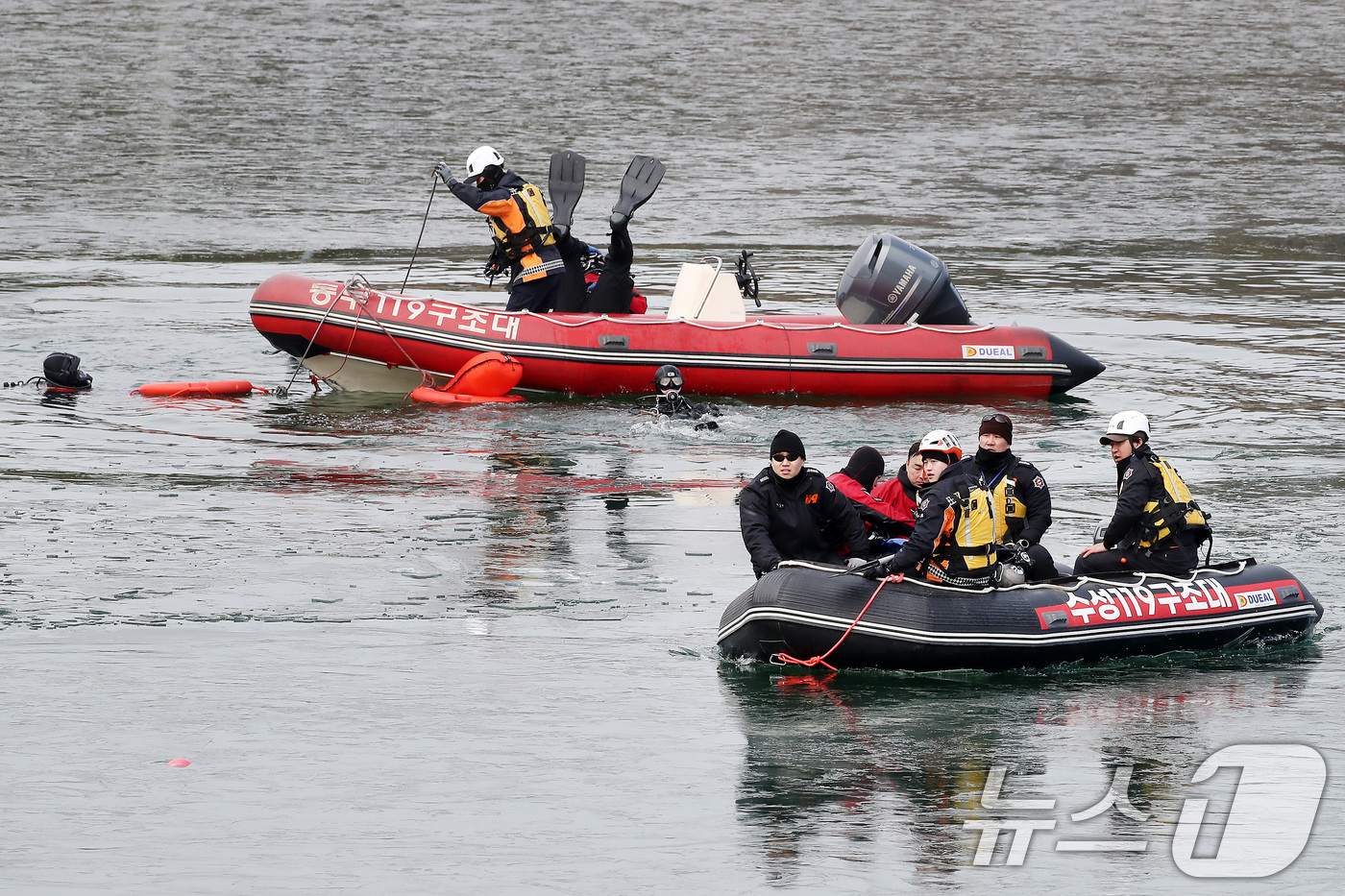 (대구=뉴스1) 공정식 기자 = 26일 오후 대구 동구 봉무공원 단산지에서 대구 동부·중부·수성소방서 119구조대원들이 겨울철 얼음 사고에 대비해 수중 수색 및 구조 훈련을 하고 …