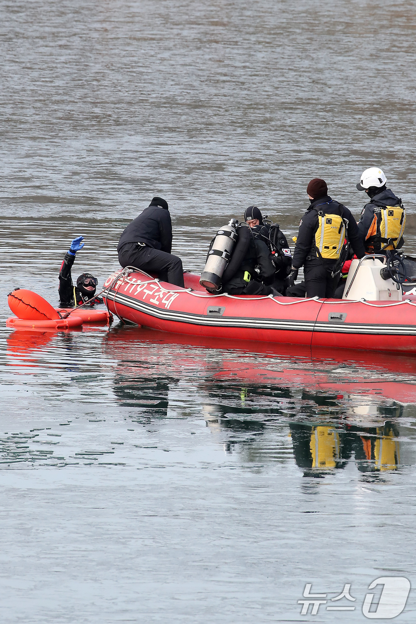 (대구=뉴스1) 공정식 기자 = 26일 오후 대구 동구 봉무공원 단산지에서 대구 동부·중부·수성소방서 119구조대원들이 겨울철 얼음 사고에 대비해 수중 수색 및 구조 훈련을 하고 …