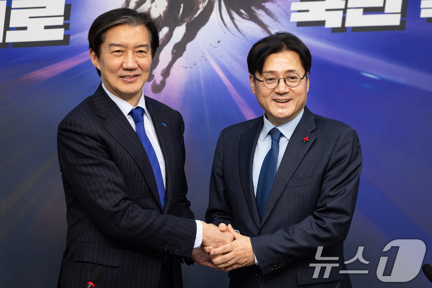 (서울=뉴스1) 유승관 기자 = 조국 조국혁신당 대표가 26일 서울 여의도 국회에서 홍익표 청와대 정무수석을 접견, 기념 촬영을 하고 있다. 2026.1.26/뉴스1