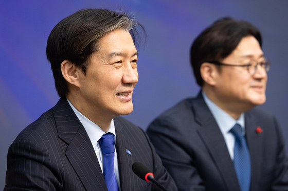 인사말하는 조국 대표