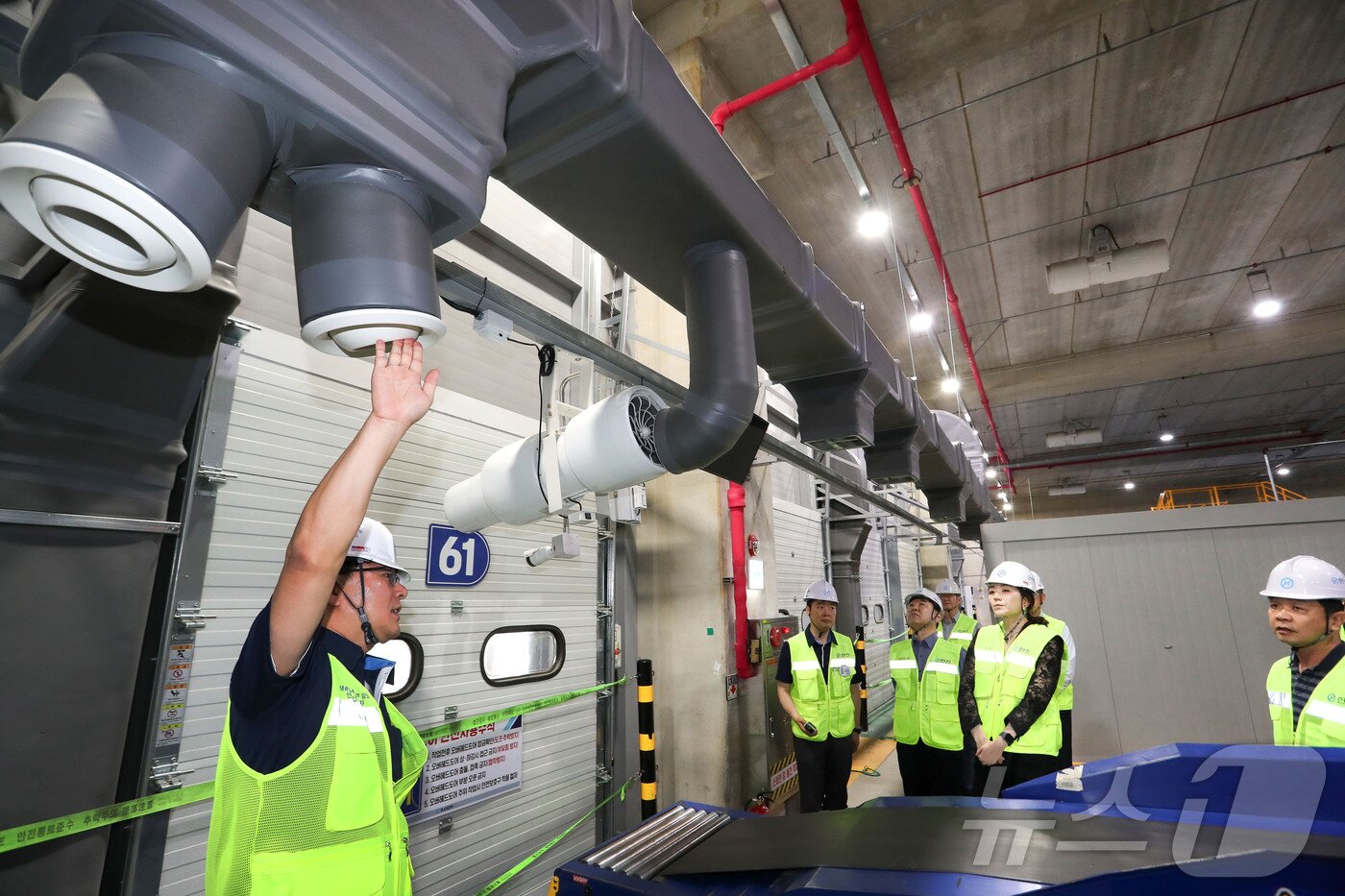 본문 이미지 - 메가허브 터미널에 냉난방기를 새롭게 증설한 뒤 조현민 한진 사장 등이 살펴보고 있는 모습 (한진 제공)