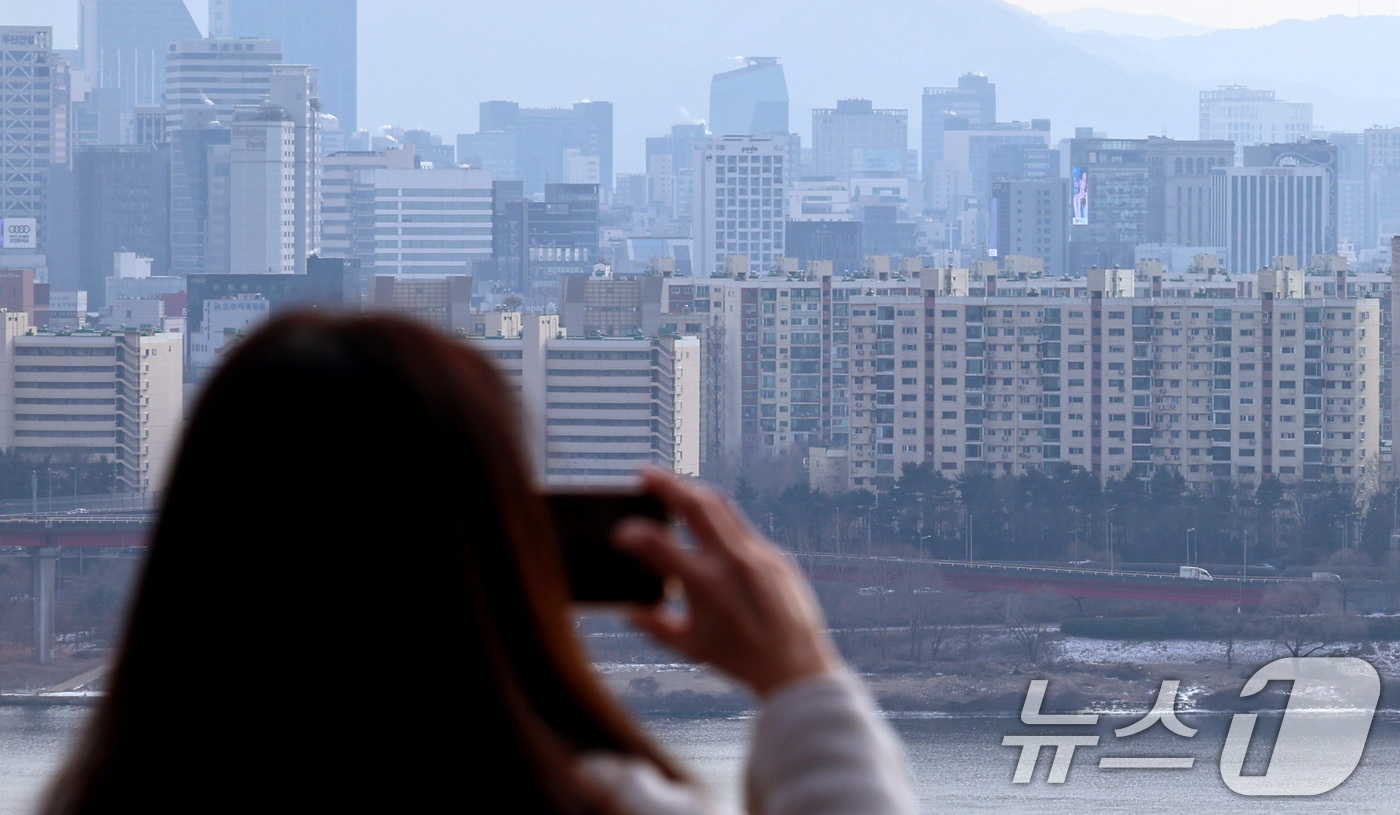 (서울=뉴스1) 구윤성 기자 = 이재명 대통령이 오는 5월9일 종료되는 다주택자 양도소득세 중과 유예 조치를 재연장하지 않겠다고 못 박으면서, 강남권을 중심으로 시세보다 가격을 낮 …