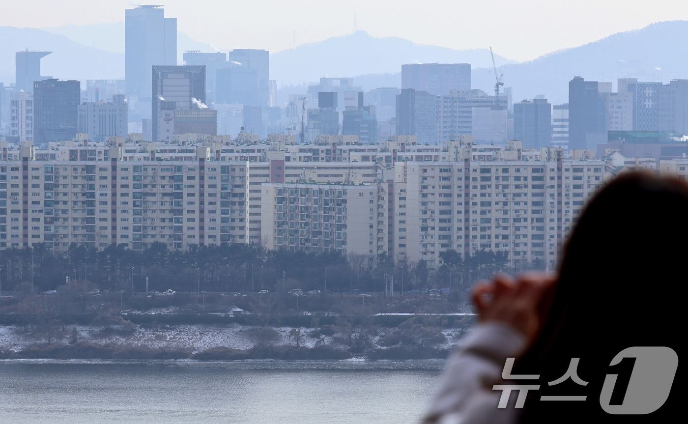 (서울=뉴스1) 구윤성 기자 = 이재명 대통령이 오는 5월9일 종료되는 다주택자 양도소득세 중과 유예 조치를 재연장하지 않겠다고 못 박으면서, 강남권을 중심으로 시세보다 가격을 낮 …