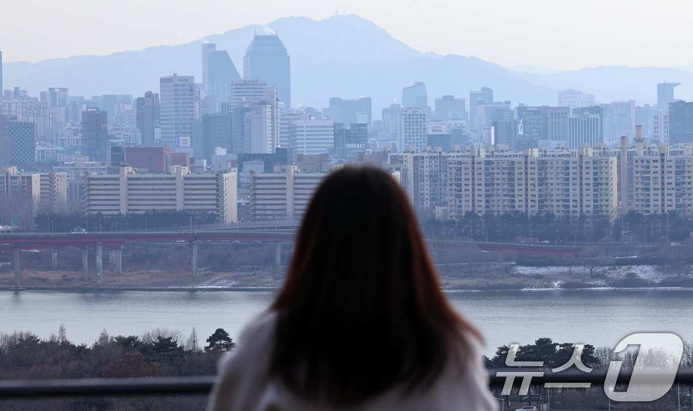 (서울=뉴스1) 구윤성 기자 = 이재명 대통령이 오는 5월9일 종료되는 다주택자 양도소득세 중과 유예 조치를 재연장하지 않겠다고 못 박으면서, 강남권을 중심으로 시세보다 가격을 낮 …