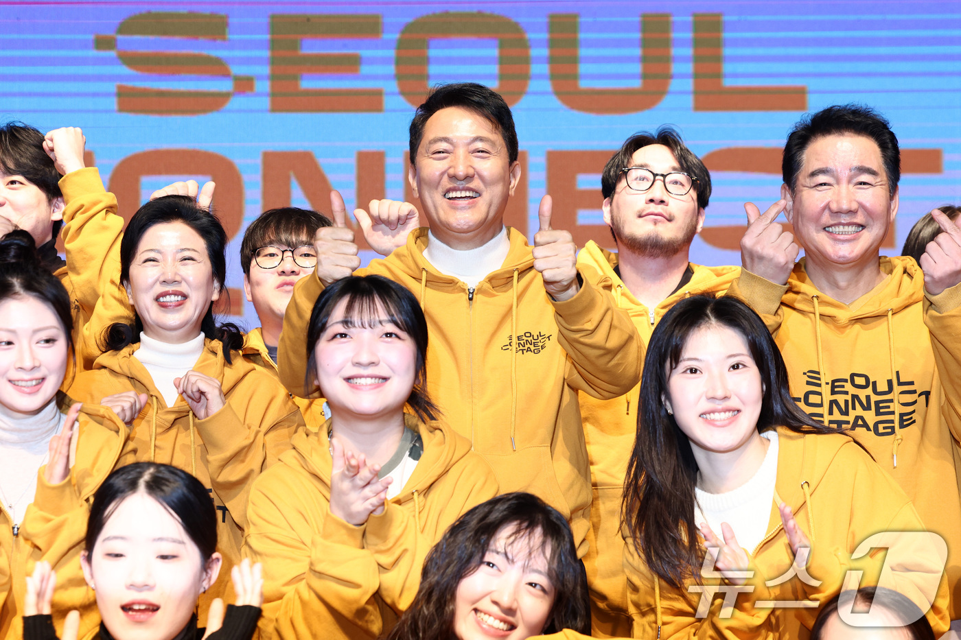 (서울=뉴스1) 최지환 기자 = 오세훈 서울시장이 26일 오후 서울 성북구 서울연극창작센터에서 열린 서울 커넥트 스테이지 개막식에서 청년 예술인 및 배우 박상원 등 참석자와 기념촬 …