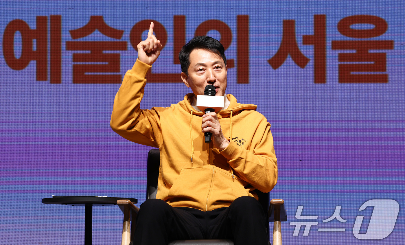 (서울=뉴스1) 최지환 기자 = 오세훈 서울시장이 26일 오후 서울 성북구 서울연극창작센터에서 열린 서울 커넥트 스테이지 개막식에서 청년 예술인과 대화를 나누고 있다. 2026.1 …