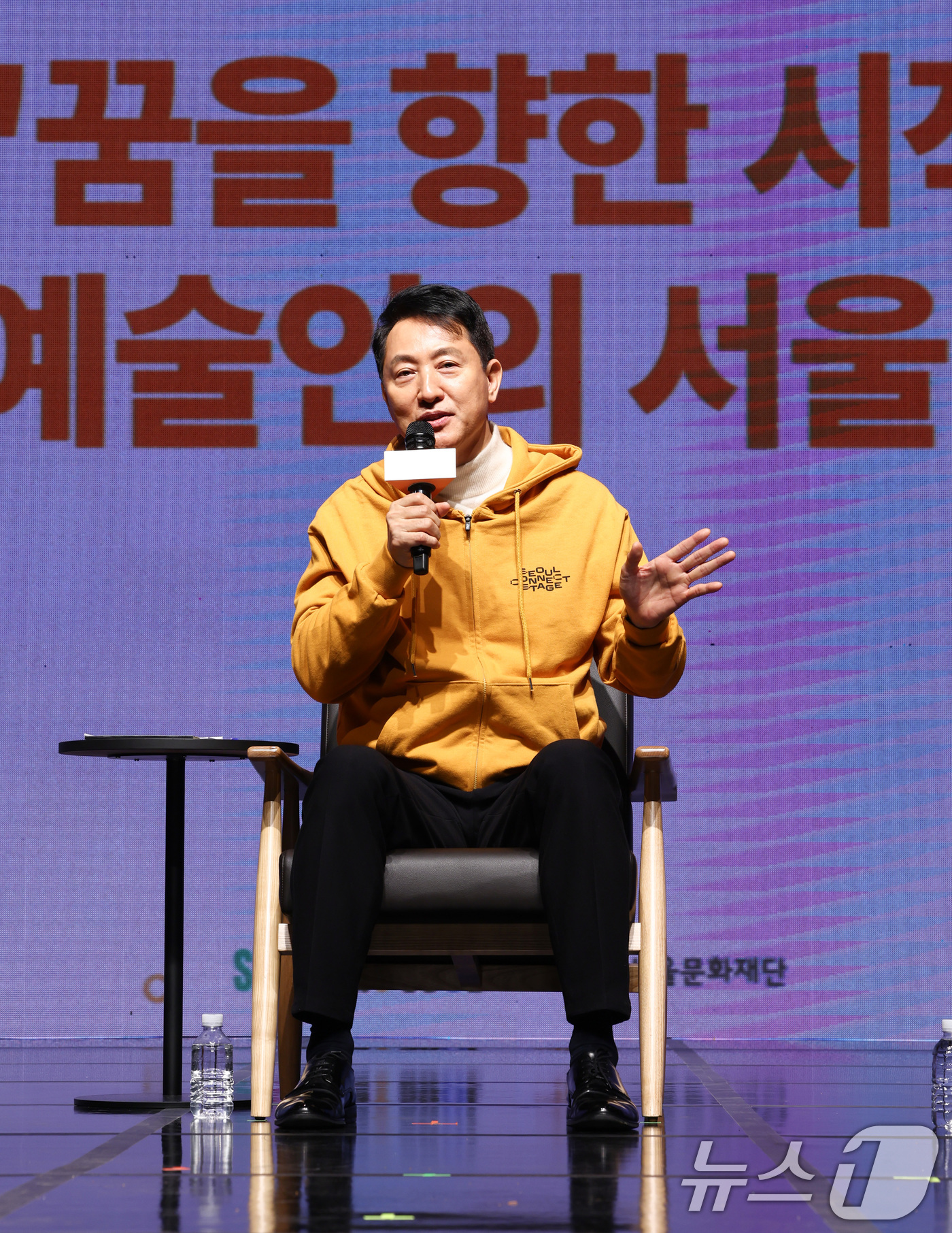 (서울=뉴스1) 최지환 기자 = 오세훈 서울시장이 26일 오후 서울 성북구 서울연극창작센터에서 열린 서울 커넥트 스테이지 개막식에서 청년 예술인과 대화를 나누고 있다. 2026.1 …
