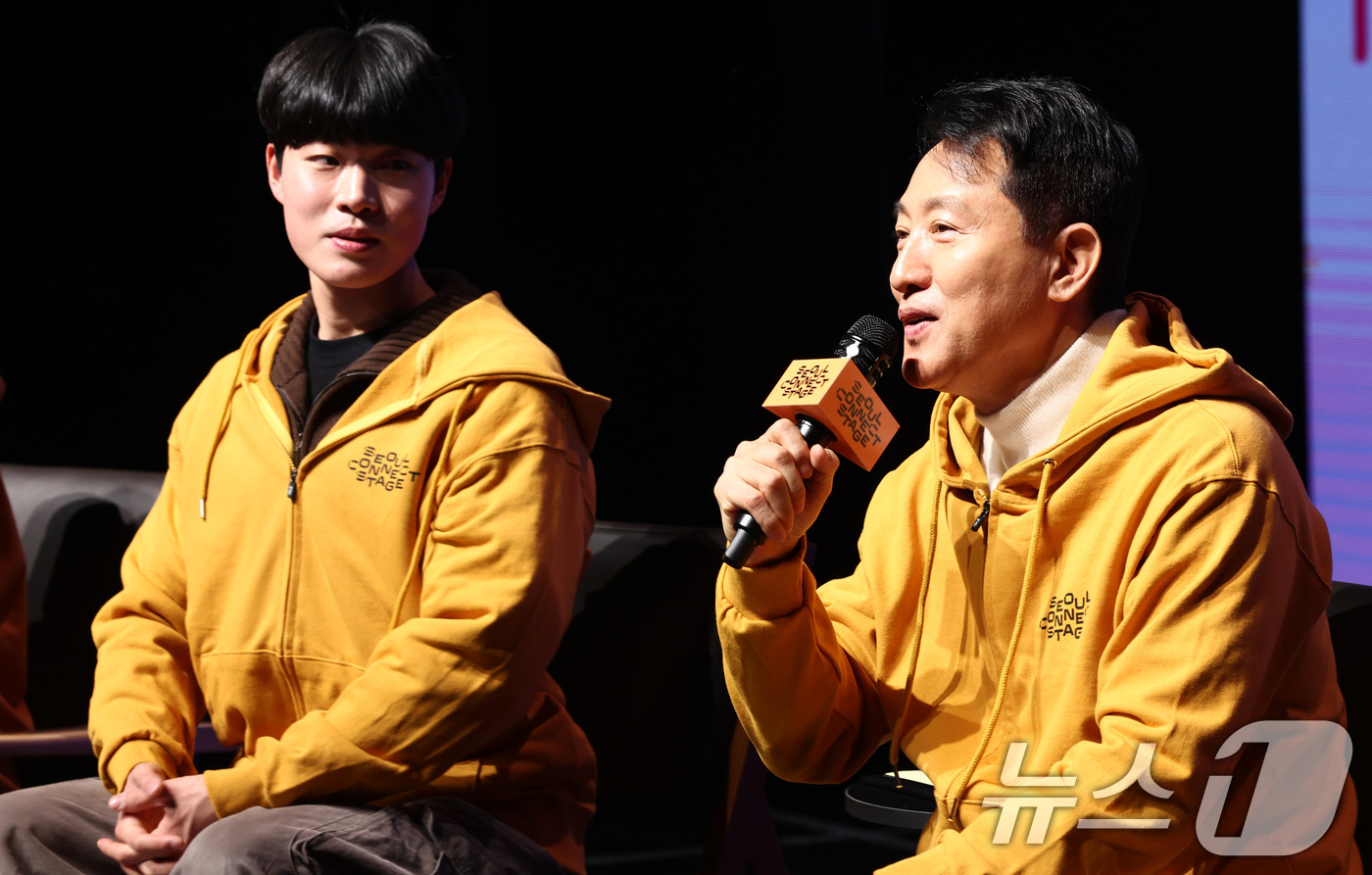 (서울=뉴스1) 최지환 기자 = 오세훈 서울시장이 26일 오후 서울 성북구 서울연극창작센터에서 열린 서울 커넥트 스테이지 개막식에서 청년 예술인과 대화를 나누고 있다. 2026.1 …