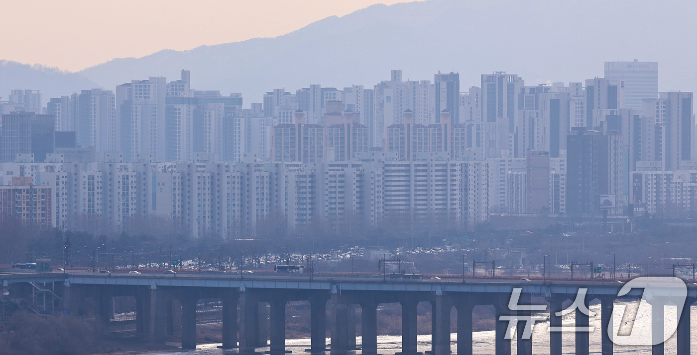 (서울=뉴스1) 구윤성 기자 = 이재명 대통령이 오는 5월9일 종료되는 다주택자 양도소득세 중과 유예 조치를 재연장하지 않겠다고 못 박으면서, 강남권을 중심으로 시세보다 가격을 낮 …