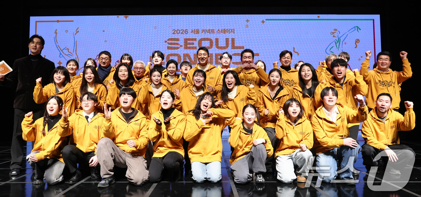 (서울=뉴스1) 최지환 기자 = 오세훈 서울시장이 26일 오후 서울 성북구 서울연극창작센터에서 열린 서울 커넥트 스테이지 개막식에서 청년 예술인 및 참석자와 기념촬영을 하고 있다. …