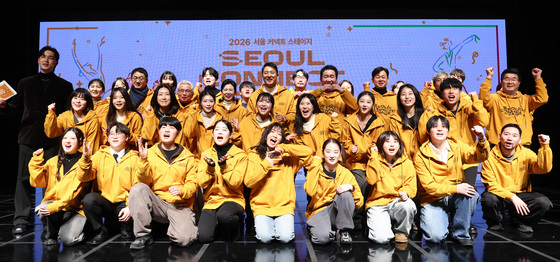 서울 커넥트 참여 예술인과 기념촬영하는 오세훈 시장