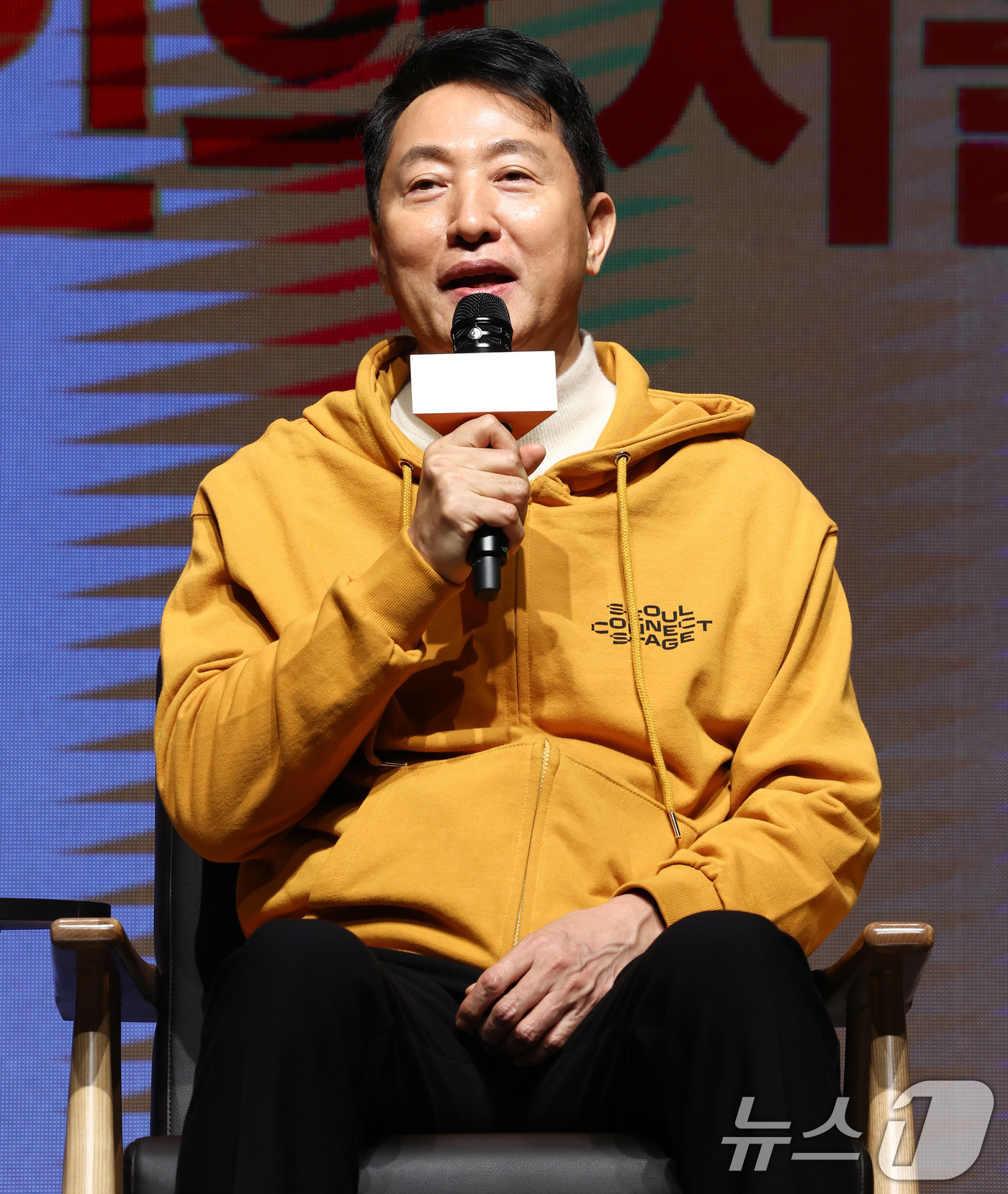 (서울=뉴스1) 최지환 기자 = 오세훈 서울시장이 26일 오후 서울 성북구 서울연극창작센터에서 열린 서울 커넥트 스테이지 개막식에서 청년 예술인과 대화를 나누고 있다. 2026.1 …